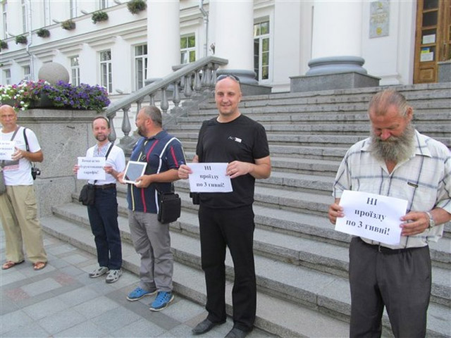 На акцію протесту проти підвищення трифів на проїзд прийшло більше журналістів ніж активістів