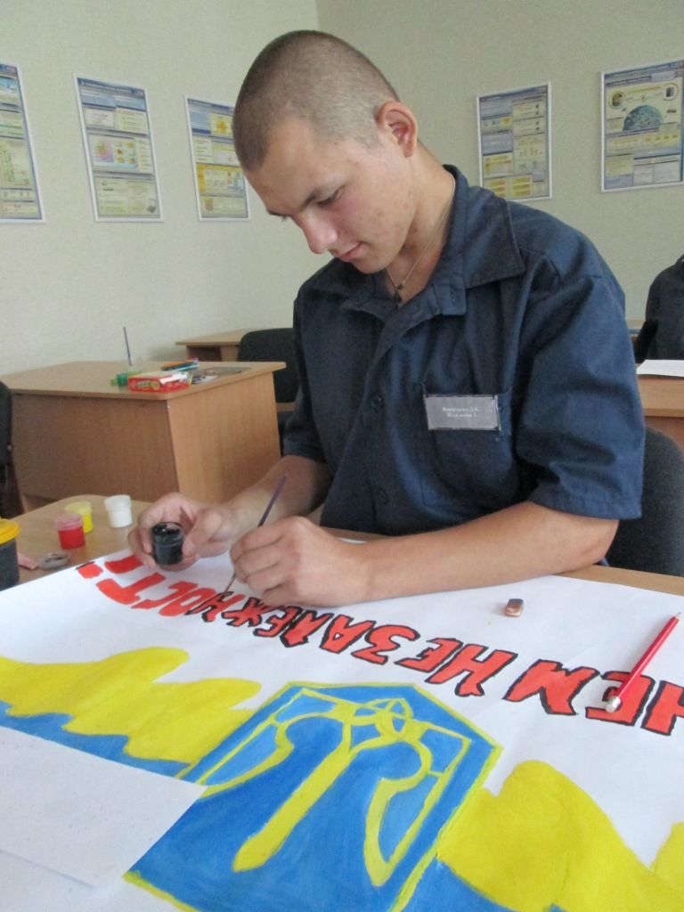 Вихованці Кременчуцької виховної колонії в Полтавській області намалювали бійцям АТО святкові листівки