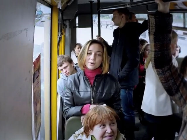 У столичному автобусі дівчина заспівала гімн України