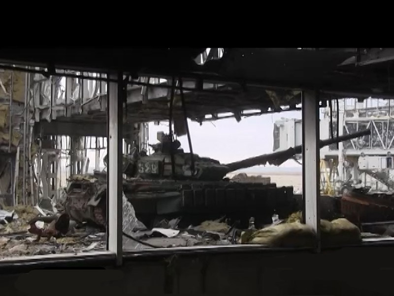 Українські прапори над Донецьким аеропортом роздратували террористів