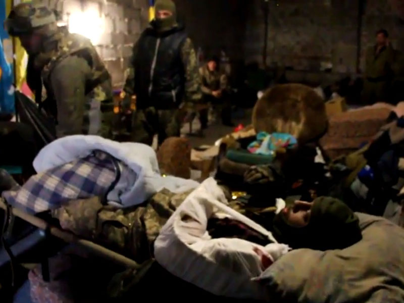 У Мережі з’явилося відео, як «кіборги» вивозять поранених побратимів з Донецького аеропорту