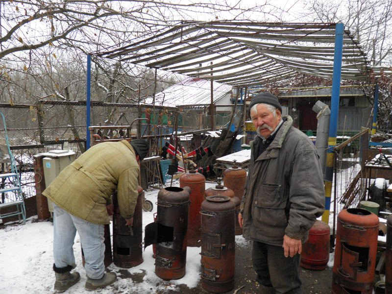 Валерій Таран робить «буржуйки» із газових балонів