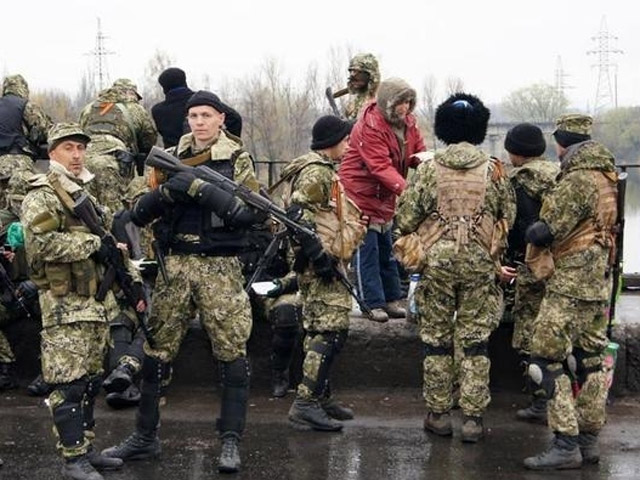 На Донбасі від лінії вогню відступають російські військові, але залишаються бойовики