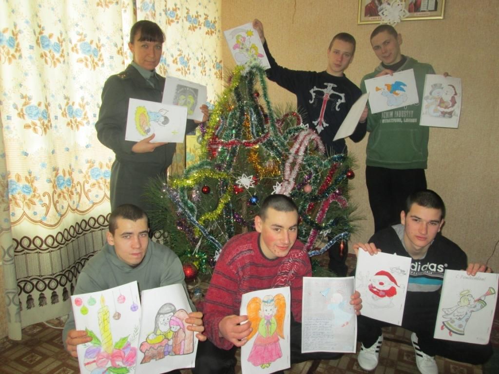 Вихованці Кременчуцької виховної колонії виготовили різдвяні листівки для військових в зоні АТО