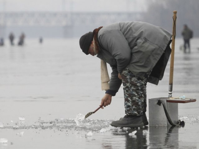 «Если бы не местные пацаны – кормили бы мы раков», – кременчугский рыбак рассказал, как их снимали со льдины