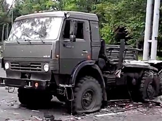 Бойовики обстріляли військовий «КамАЗ» на Луганщині: загинув один боєць