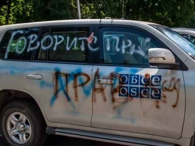 У Донецьку мітингувальники розфарбували 30 авто місії ОБСЄ