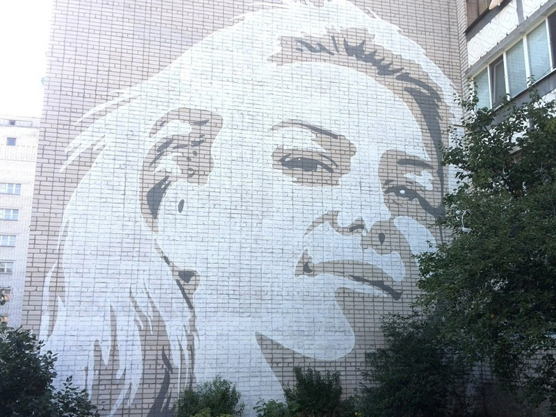 У Кременчуці на стіні багатоповерхівки з’явився 11-метровий портрет дівчини