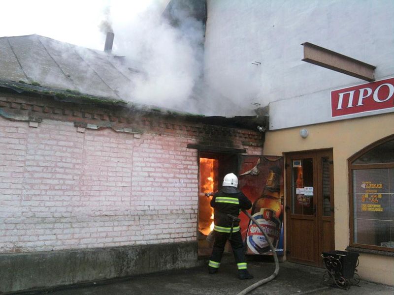 Вогнеборці врятували продуктовий магазин від повного знищення полум’ям