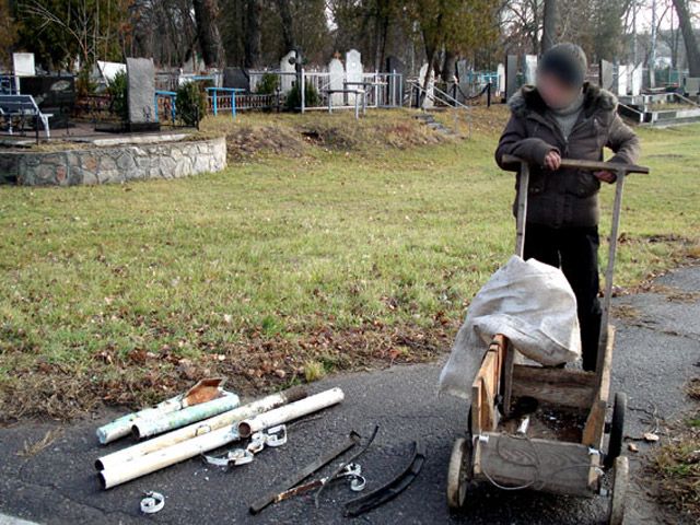 Жінка з Кременчука викрадала огорожі на цвинтарі