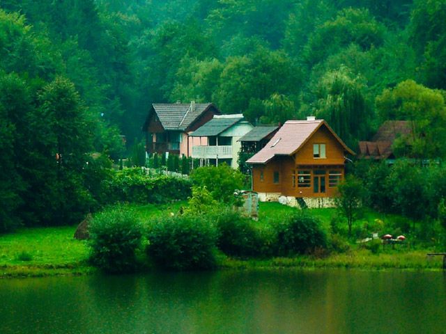 Поряд із Радянським забудовують берег і ліс