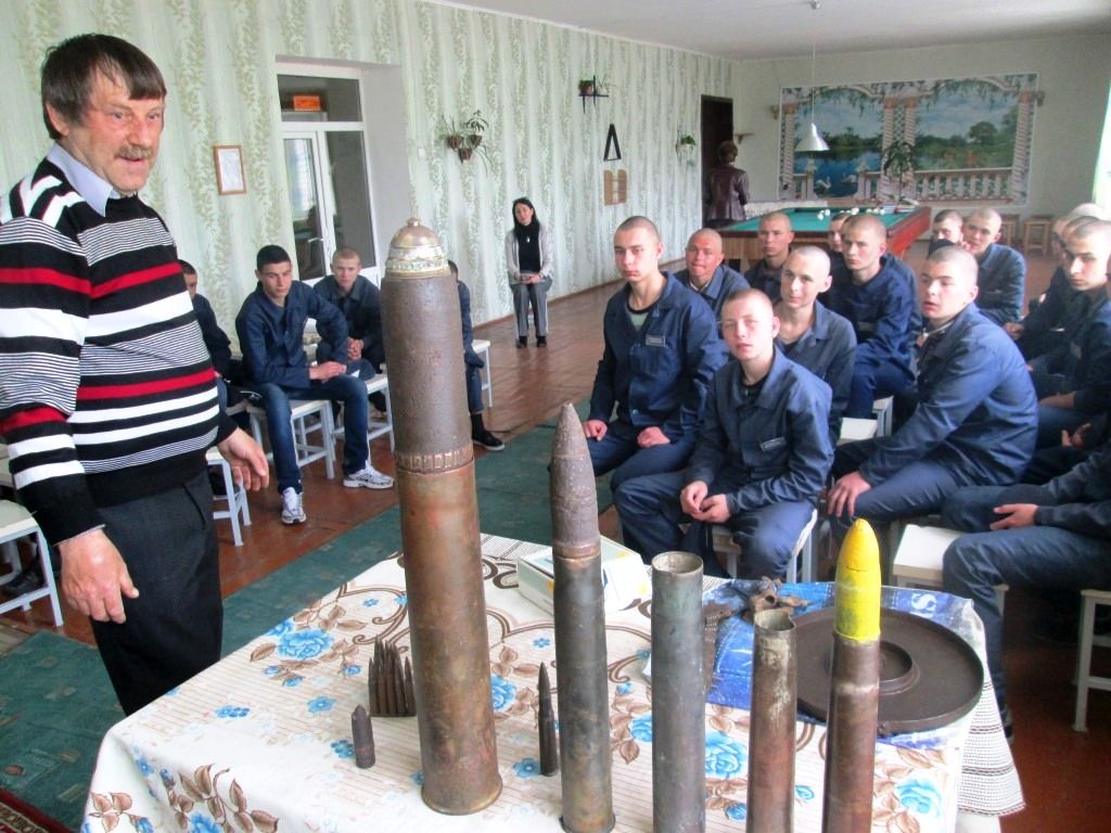 Вихованцям Кременчуцької виховної колонії показали знахідки зброї часів Другої світової війни