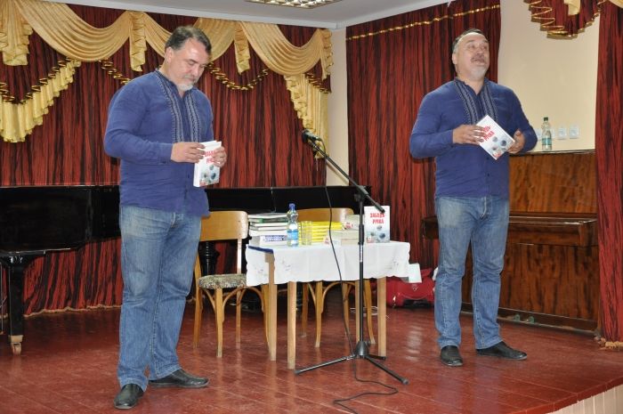 Відомі українські письменники брати Капранови презентували в Нових Санжарах свій новий роман