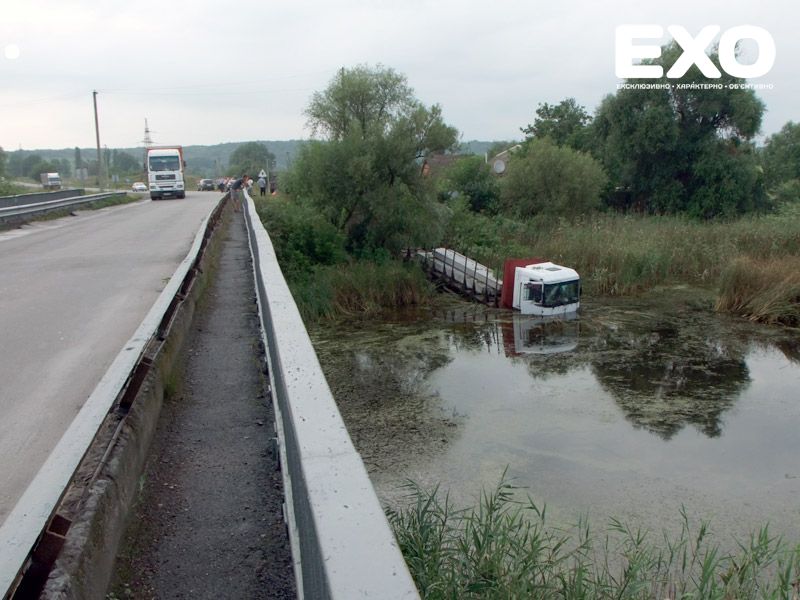 У Лелюхівці фура впала у воду