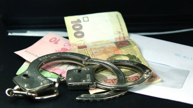 У Чутовому поліцейського намагалися підкупити за «кришування» крадіжок газоконденсату