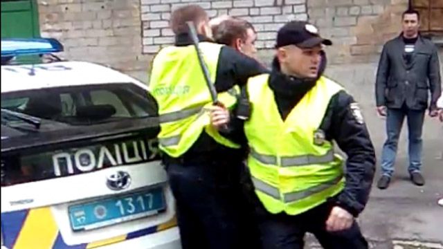 В Кременчуге женщины пытались «отбить» у полиции нарушителя