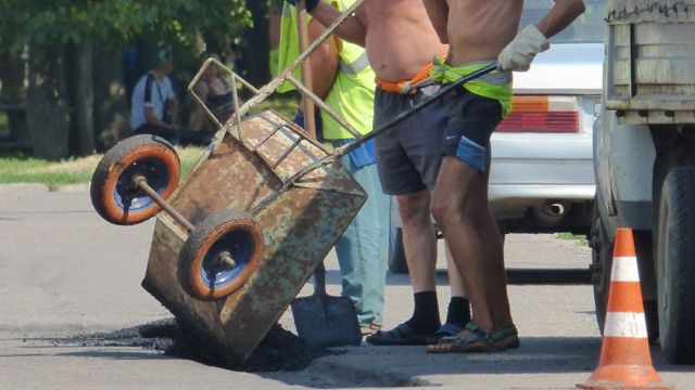 Прокуратура вважає, що на ремонті доріг у Полтаві украли 32 мільйони гривень