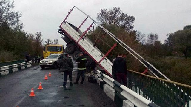 Біля Зінькова вантажівка з’їхала з мосту