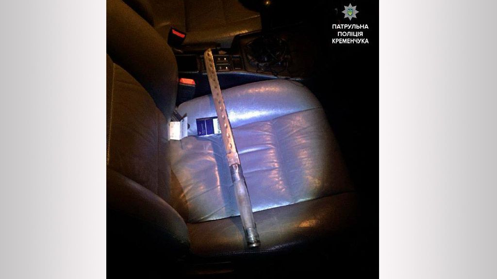 Поліцейські затримали водія під дією наркотиків із саморобним мечем в салоні