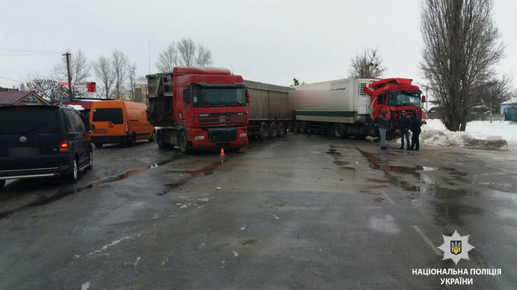 У Чутовому на автодозі Київ – Харків сталася ДТП за участі чотирьох вантажівок 