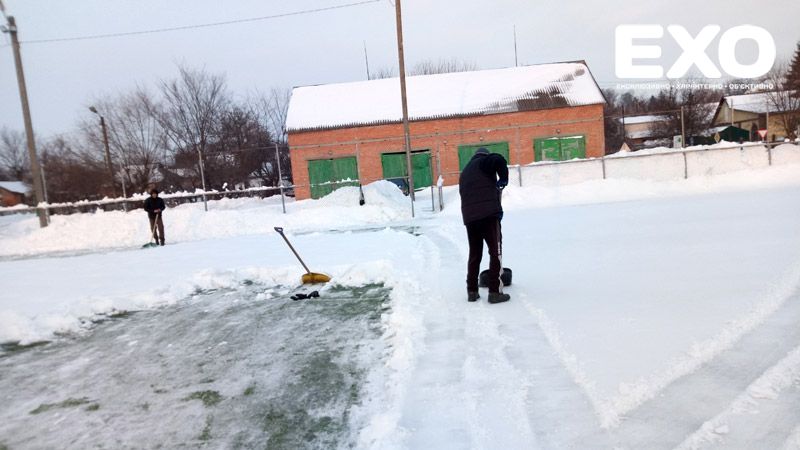 Футболісти чистять сніг і чекають потепління