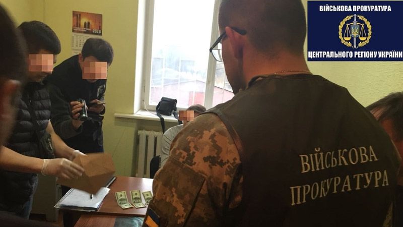 Заступника міського голови Миргорода піймали на спробі дати хабара