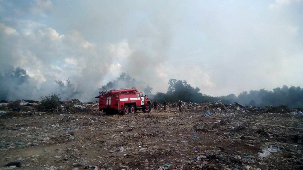 Рятувальники продовжують гасити пожежу на міському сміттєзвалищі