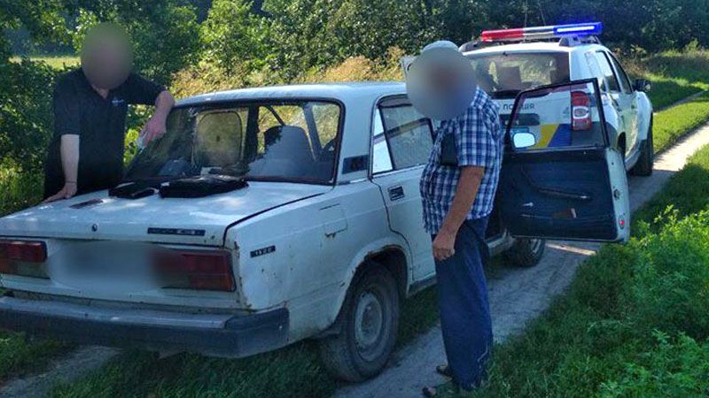Поліцейські переслідували та затримали чоловіків, які викрали 40 тисяч гривень