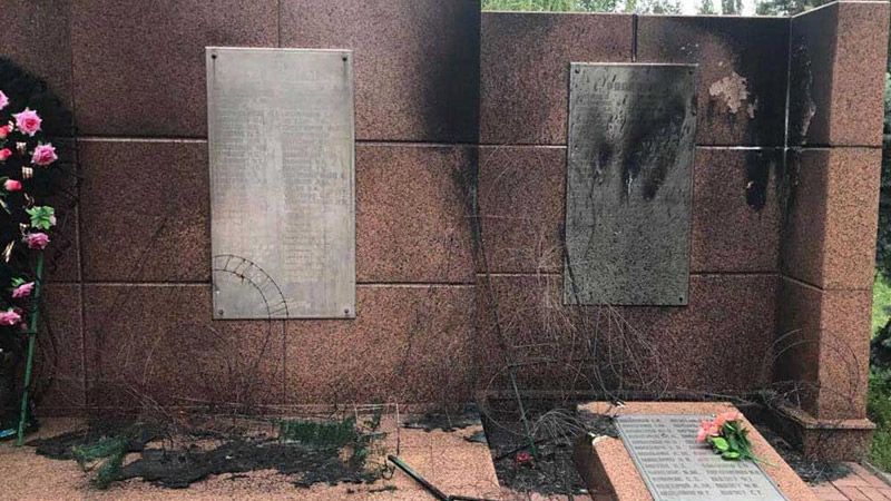 Засуджено двох вандалів, які підпалили пам’ятник і побили 11 автомобілів