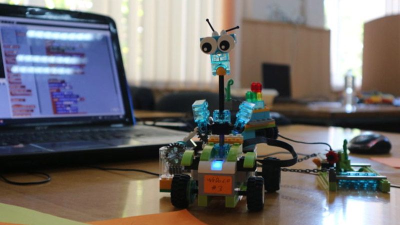 У Полтаві школярі вчилися створювати роботів Lego та керувати ними