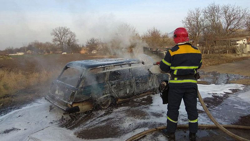 У Миргороді вогнеборці ліквідували пожежу в легковому автомобілі