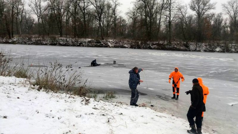 Рятувальники зняли з криги чоловіка, який вирішив перетнути щойно замерзлу Ворсклу