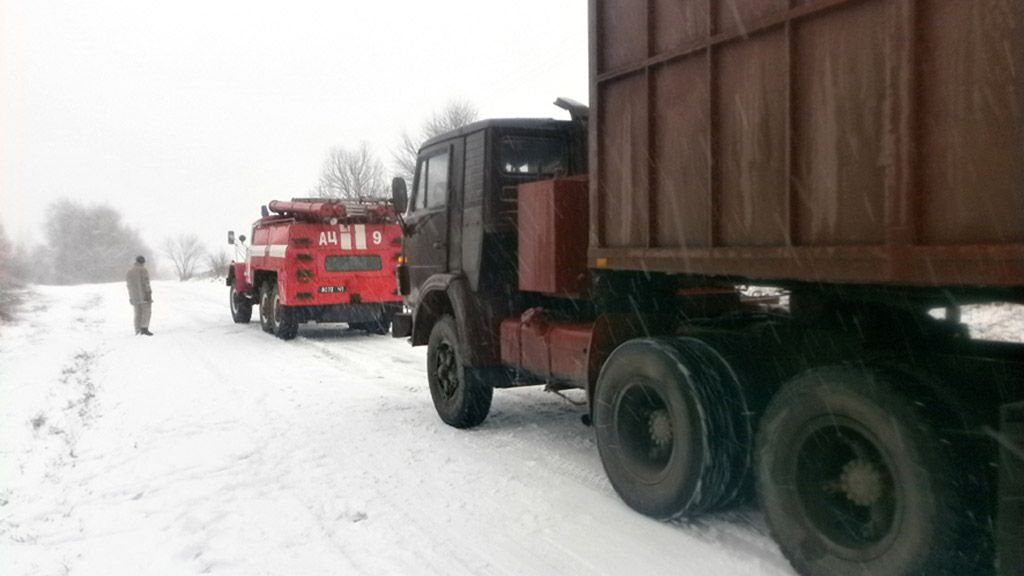 Рятувальники за добу витягли зі снігових заметів 12 автомобілів