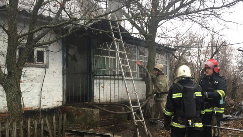 У Котелевському районі в палаючому будинку вогнеборці виявили тіло загиблої господарки