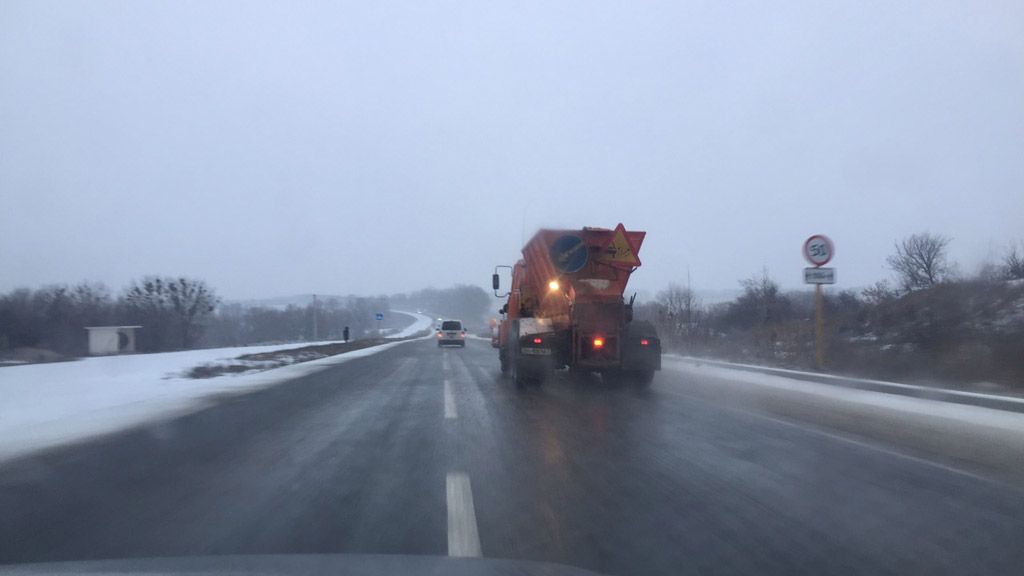 Вночі державні дороги Полтавської області чистило 50 механізмів