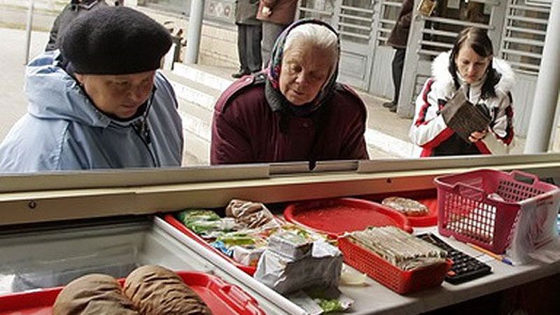 Українці витрачають на їжу половину грошей, а кожен третій живе за межею бідності