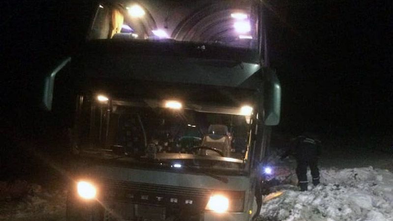 У Диканському району рятувальники відбуксирували автобус із туристами