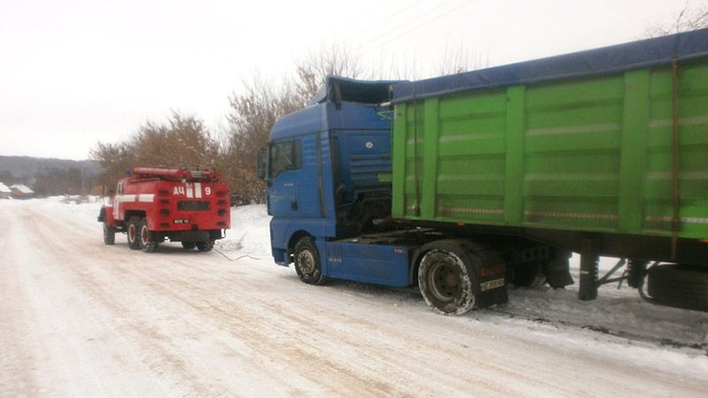 Рятувальники відбуксирували 5 автомобілів зі снігових заметів