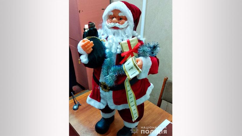 У Полтаві п’яний чоловік викрав Діда Мороза