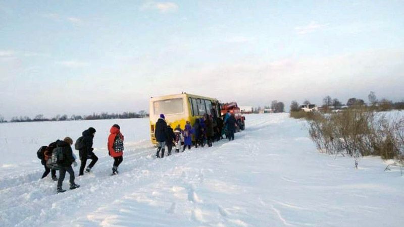 На Полтавщини зі снігового замету витягнули шкільний автобус з 23-ма дітьми