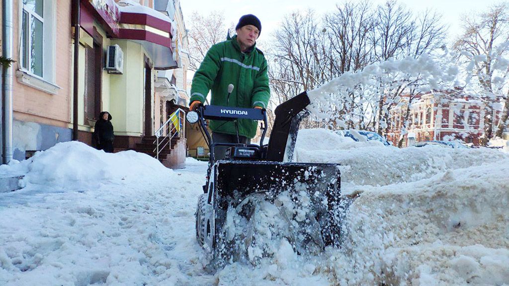 Працівники КП «ЖЕО № 2» продемонстрували роботу ручних снігоприбирачів на вулицях Полтави