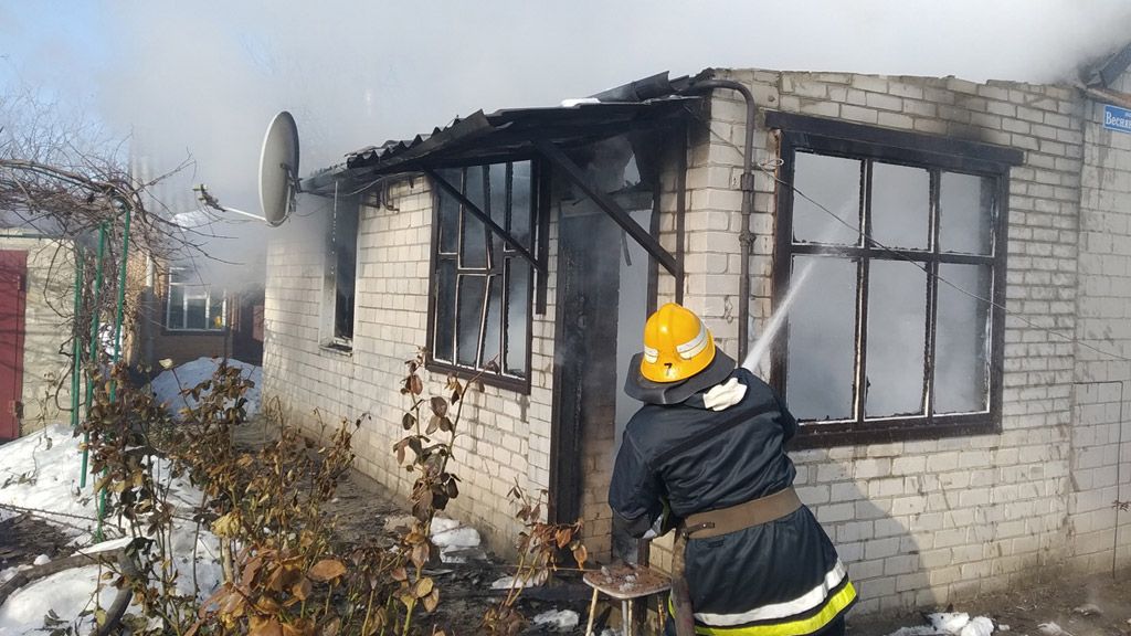 У Кобеляках від вогню врятували житловий будинок