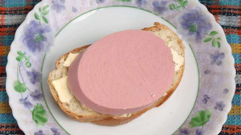 В Україні бутерброд з ковбасою за рік подорожчав на 15%