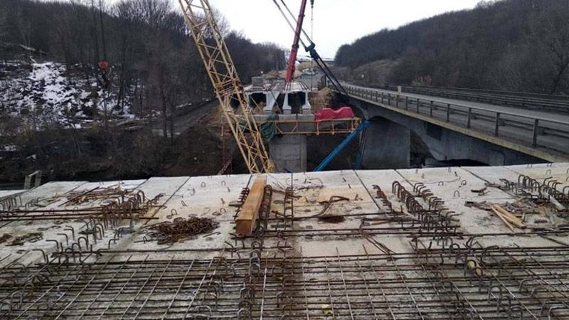 На дорозі Київ-Харків триває будівництво мосту через річку Псел
