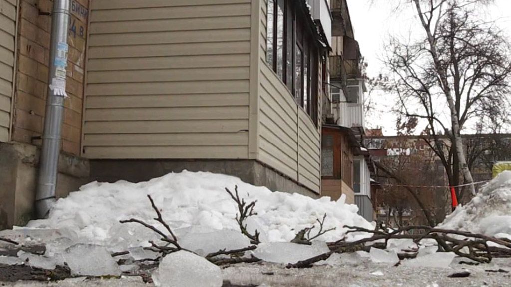 Підприємця, який ремонтував дах будинку, можуть звинувати у смерті людини через падіння льоду