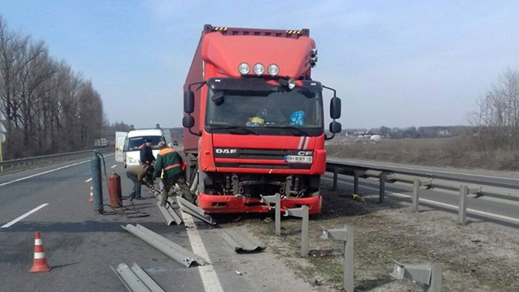 У Супрунівці водій фури заснув за кермом і зніс 40 метрів бар’єрного огородження