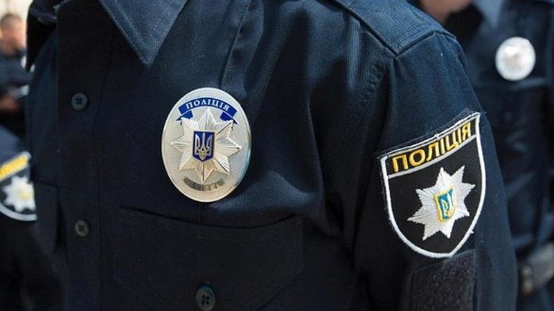 У Лубнах нетверезі чоловіки блія виборчої дільниці побили поліцейського