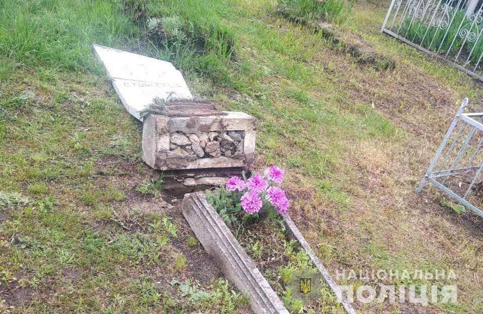 У Решетилівському районі школярі пошкодили 25 надмогильних пам’ятників