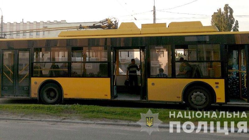 У Полтаві студенти напідпитку у тролейбусі порізали ножем чоловіка