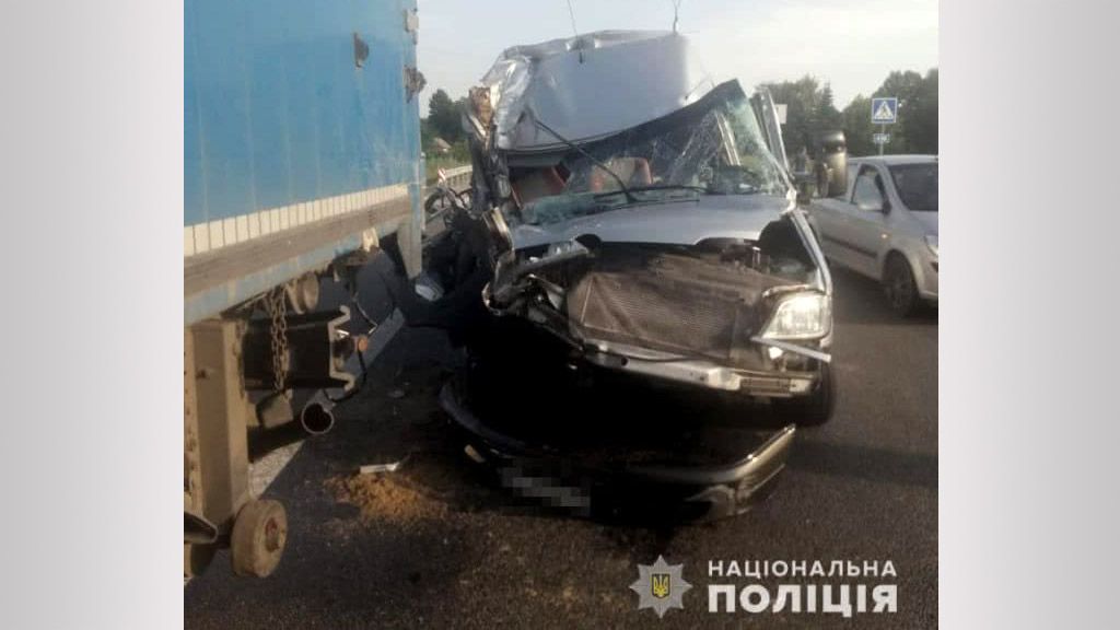 На Дніпропетровщині сталося ДТП за участю фури і мікроавтобуса, постраждали діти